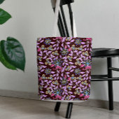 Tas met paarse bloemen op maraachtergrond