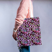 Tas met paarse bloemen op maraachtergrond