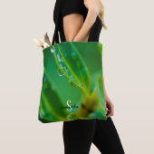 Tas met regendruppels op groene bladeren (Dichtbij)