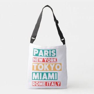 Tas met stadsnamen in typografie over de schouder
