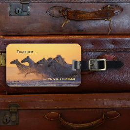 Tas met wilde paarden en zonsondergang aan de ocea bagagelabel