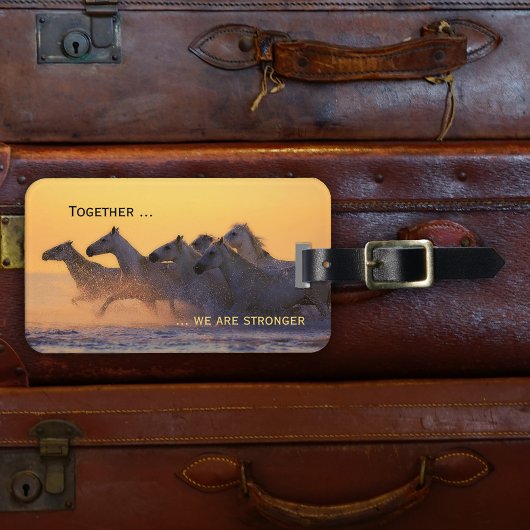 Tas met wilde paarden en zonsondergang aan de ocea bagagelabel