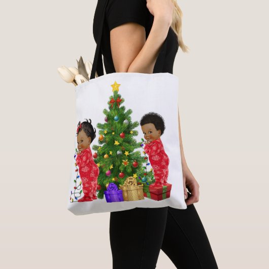 Tas voor Kerstmis met Afrikaanse Amerikaanse kinde (Dichtbij)