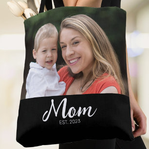 Tasje met zwarte foto en tekst 'Mom Established Sc Tote Bag