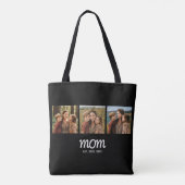 Tasje met zwarte script 'Mom Established' en 3 fot Tote Bag (Achterkant)