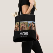 Tasje met zwarte script 'Mom Established' en 3 fot Tote Bag (Dichtbij)