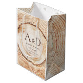 Tasje van gesneden rustieke houten plak met initia (Voorkant Gekanteld)