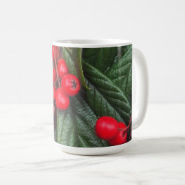 Tasse mit herbstlichen, roten Vogelbeeren Koffiemok