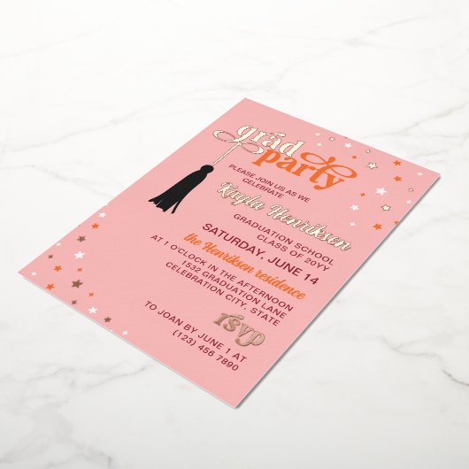 Tassel & Stars Roze Retro Script Afstudeerder Part Folie Uitnodiging (Gedraaid)