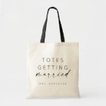 Tassen die gehuwde Canvas tas krijgen | Modern scr<br><div class="desc">Deze eenvoudige canvas tas maakt een leuk cadeau voor je favoriete bruid! Het voorzien van minimaal nog elegant ontwerp met een handgeschreven handtekeningsmanuscript en een eenvoudig sans-serif doopvont. Pas elke tas aan met de nieuwe naam van de bruid (of een aangepaste tekst die u wilt) en maak extra bewerkingen door...</div>