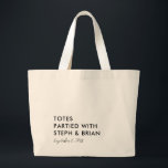 Tassen die met een paar, trouwwelkomsttas worden v<br><div class="desc">Deze speelse,  pun-bedoelde canvas tas is het perfecte souvenir voor je trouwgasten en kan ook verdubbelen als een welkomsttas. Het minimalistische ontwerp zal zich van de menigte onderscheiden. U kunt de kleur van het type wijzigen en uw eigen tekst toevoegen.</div>