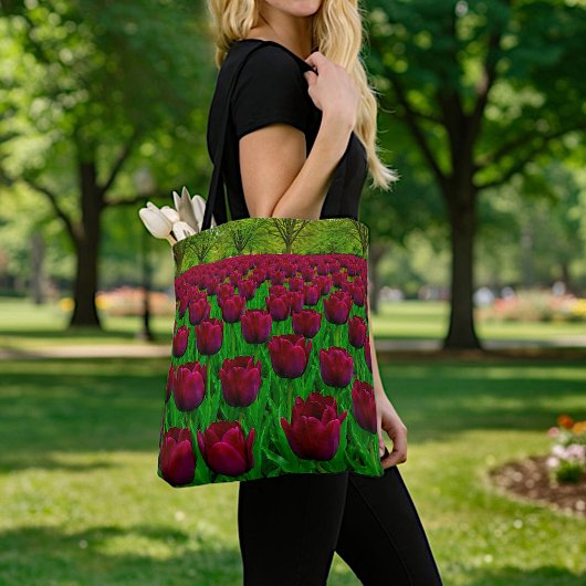 Tassen met bordeaux tulpen