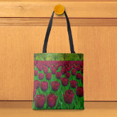 Tassen met bordeaux tulpen
