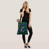 Tassen met monogram Lamont-tartan schotse ruit (Op model)