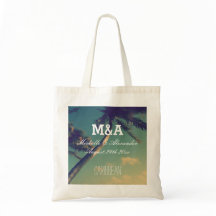 Tassen met monogram voor strandbruiloft in de palm