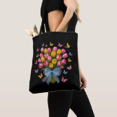 Tassen met tulpen en vlinders (Dichtbij)