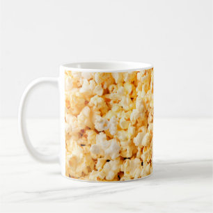 Tasty popcorn op de hele achtergrond. Eten  Koffiemok