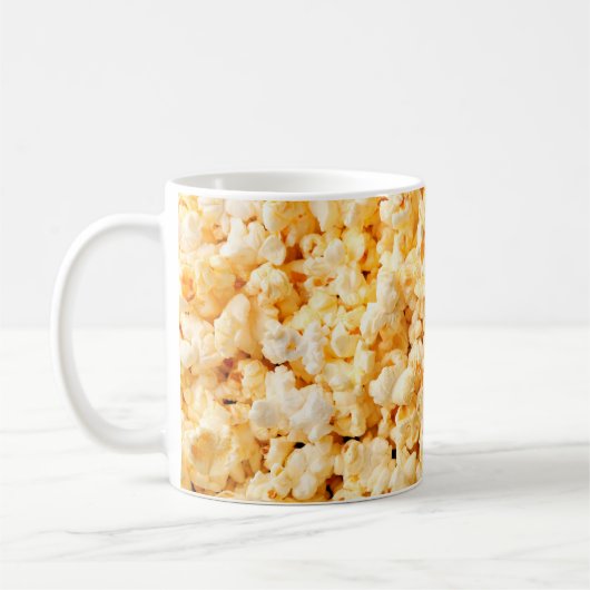 Tasty popcorn op de hele achtergrond. Eten  Koffiemok (Links)