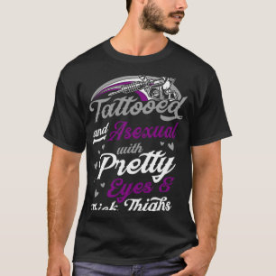 Tatoeage en aseksueel met ogen en dik t-shirt