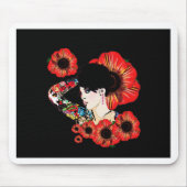 Tatoeage getekende meisje tussen klaprozen Kunst v Muismat (Voorkant)