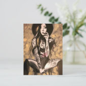 Tatoeëerde vrouw in goud briefkaart (Staand voorkant)