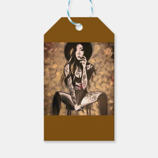 Tatoeëerde vrouw in goud cadeaulabel (Voorkant)