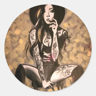 Tatoeëerde vrouw in goud ronde sticker