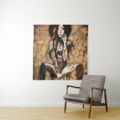 Tatoeëerde vrouw in goud wandkleed (In situ)