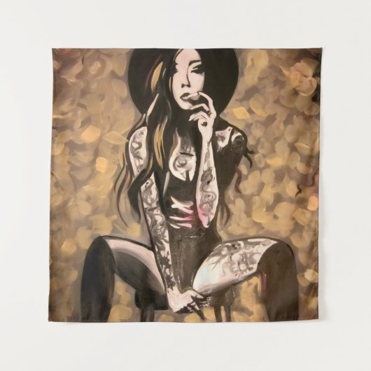 Tatoeëerde vrouw in goud wandkleed (Voorkant)