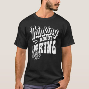 Tatoeëerder die nadenkt over het tatoeëren 3 t-shirt