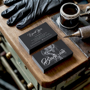 Tattoo artiest zwarte foto wit script typografie visitekaartje