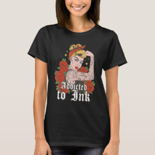 Tattoo artistieke vrouwen die aan inkt zijn toegev t-shirt
