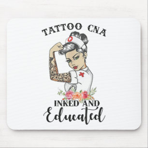 Tattoo kan geïnkte en opgeleide sterke vrouw sterk muismat