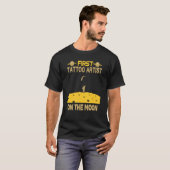 Tattoo kunstenaar op de maan t-shirt (Voorkant volledig)