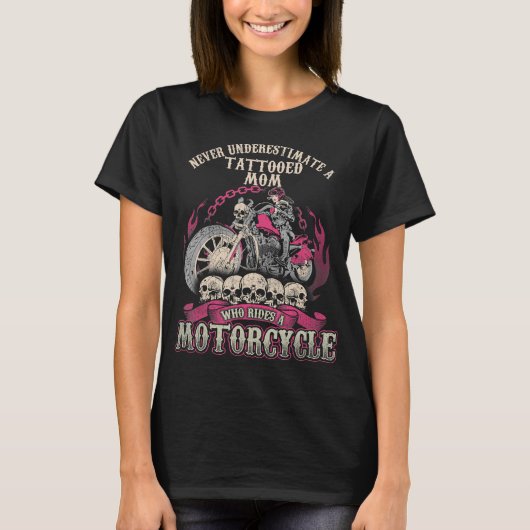 Tattoo mam Biker onderschat de motorfiets nooit T-shirt (Voorkant)