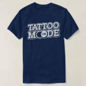 Tattoo modus op Tattoo met tatoeages in de winkel T-shirt (Design voorkant)