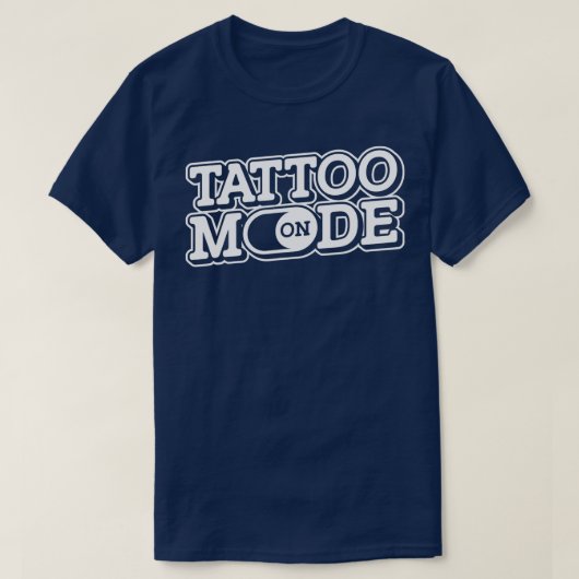 Tattoo modus op Tattoo met tatoeages in de winkel T-shirt (Design voorkant)