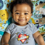 Tattoo Romper<br><div class="desc">Mammie Tattoo Bodysuit - een ongelooflijk cool baby shirt met zijn eigen eerste tattoo. Een mama tattoo op zijn borst. Het zal een mooi cadeau zijn voor nieuwe moeders, die iets anders willen. Dit lichaamspak is onderdeel van ons superstijlvolle baby voor moderne baby's. Vergeet niet onze andere geweldige design te...</div>