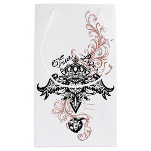 Tattoo, stijlvol hart, vleugels en kroon klein cadeauzakje