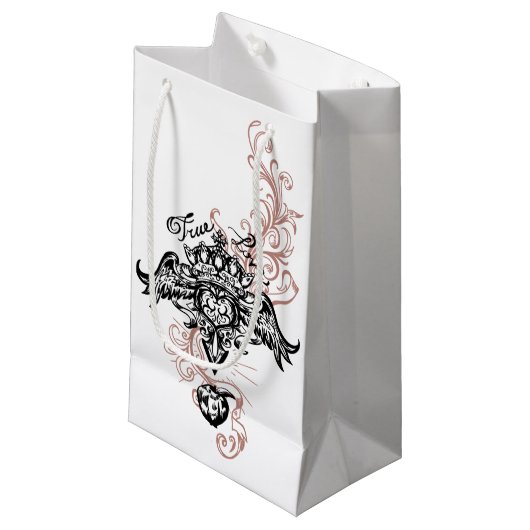 Tattoo, stijlvol hart, vleugels en kroon klein cadeauzakje (Voorkant Gekanteld)