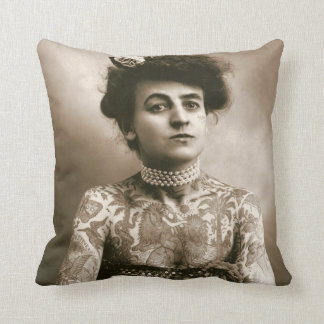 Tattooed Lady w/ Pearls Sierkussen 20" 