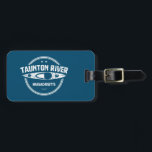 Taunton Massachusetts Kayaking Bagagelabel<br><div class="desc">De Taunton stroomt vrij zonder dammen of andere vormen van impasse van zijn vorming op de samenvloeiing van de Matfield en de Town Rivers in Bridgewater naar het punt 40 mijl stroomafwaarts waar hij de Mount Hope Bay leegmaakt.</div>