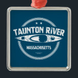 Taunton Massachusetts Kayaking Metalen Ornament<br><div class="desc">De Taunton stroomt vrij zonder dammen of andere vormen van impasse van zijn vorming op de samenvloeiing van de Matfield en de Town Rivers in Bridgewater naar het punt 40 mijl stroomafwaarts waar hij de Mount Hope Bay leegmaakt.</div>