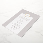 Taupe and Gold Circle Monogram Weddenschap Folie Uitnodiging (Gedraaid)