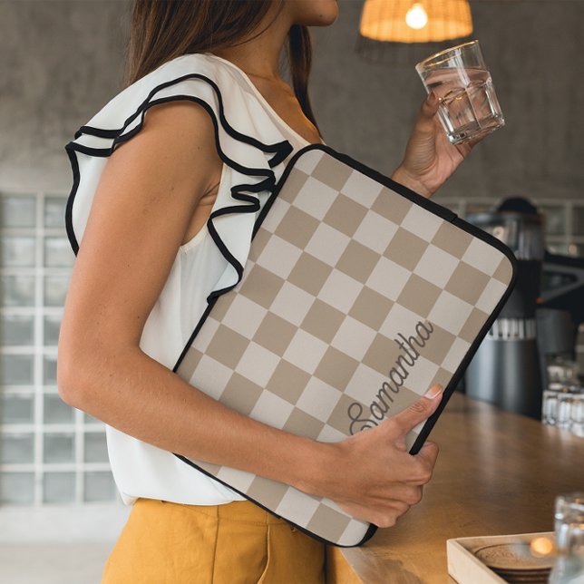 Taupe Beige Checkers Script Naam Laptop Sleeve (Customize the background and text colors.)