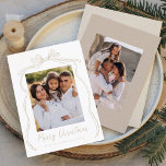 Taupe Bow Merry Christmas 2 Foto Feestdagenkaart<br><div class="desc">Vier het vakantieseizoen met deze charmante kerstkaart met de foto van uw familie omlijst door een feestelijke taupe-boog en lint op een frisse witte achtergrond. "Merry Christmas" is elegant geschreven in een charmant taupe handgeschreven script, met ruimte om je familienaam hieronder te personaliseren. De achterkant van de kaart toont een...</div>