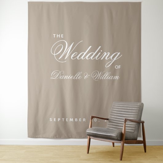 Taupe Eenvoudige Elegante Script Trouwachtergrond Wandkleed (In situ)