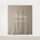 Taupe Eenvoudige Elegante Script Trouwachtergrond Wandkleed (Voorkant)