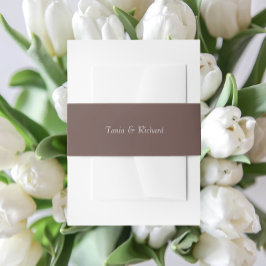 Taupe eenvoudige gestileerde naam bruiloft uitnodigingen wikkel