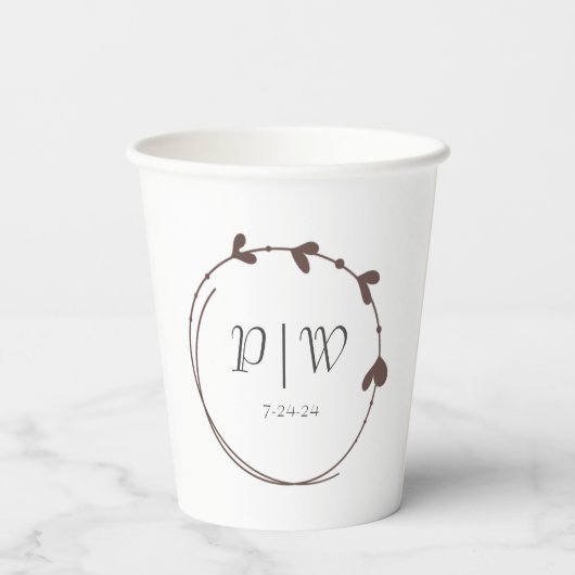 Taupe Eenvoudige Hart Krans Monogram Huwelijk Papieren Bekers (Achterkant)